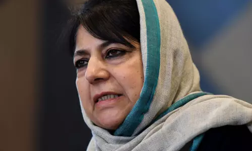 J&K Curfew : SC Allows Mehbooba Muftis Daughter To Meet Her Detained Mother In Srinagar J&K Curfew : SC Allows Mehbooba Muftis Daughter To Meet Her Detained Mother In Srinagar