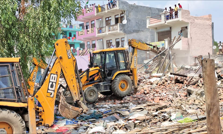 Officers Cant Promote Encroachers By Allotting Alternative Lands In Absence Of Statutory Provision: Madras High Court Officers Cant Promote Encroachers By Allotting Alternative Lands In Absence Of Statutory Provision: Madras High Court
