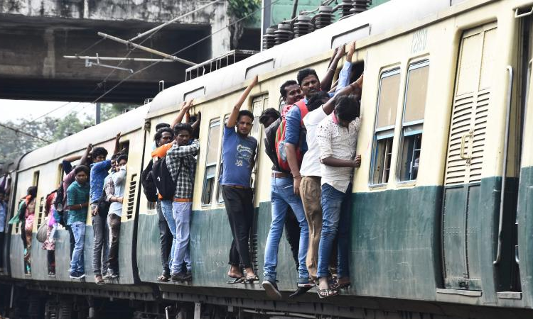 Delhi High Court Orders Railways To Pay Compensation For Death Of Man Who Fell From Train After Boarding From Wrong Side Delhi High Court Orders Railways To Pay Compensation For Death Of Man Who Fell From Train After Boarding From Wrong Side