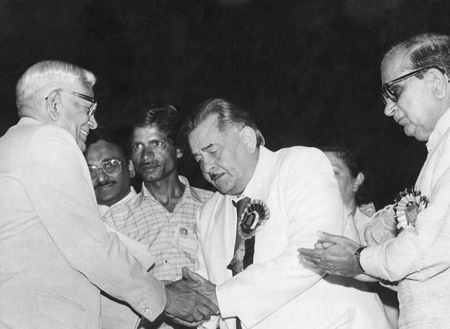 Raj Kapoor receiving the Phalke award from president of India Raj Kapoor receiving the Phalke award from president of India