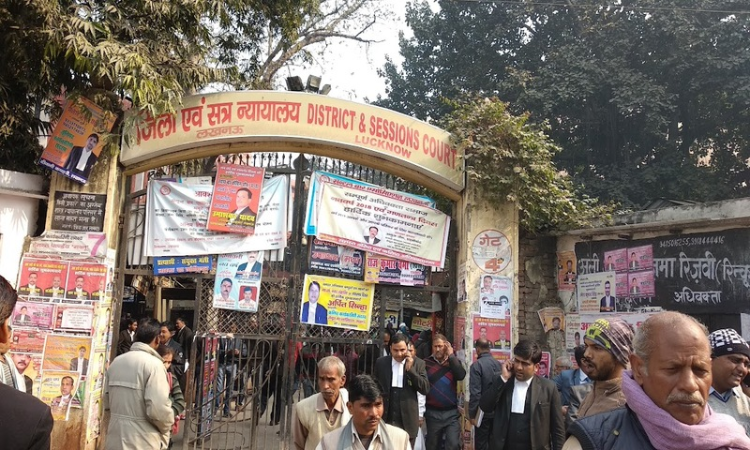 Cant Sit & Watch Lawyers Unruly Behaviour: Allahabad High Court Orders Enquiry Into Lucknow District Court Violence Incident Cant Sit & Watch Lawyers Unruly Behaviour: Allahabad High Court Orders Enquiry Into Lucknow District Court Violence Incident