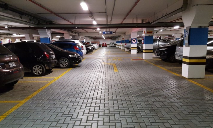 Malls Cant Collect Car Parking Fee : Kerala High Court Makes Prima Facie View In Lulu Mall Case Malls Cant Collect Car Parking Fee : Kerala High Court Makes Prima Facie View In Lulu Mall Case