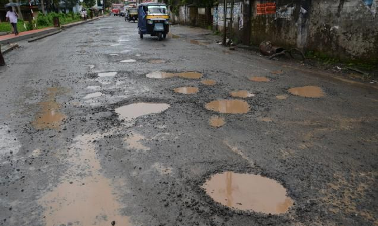 Tragedy That People Are Dying In Potholes Even In 2022 : Kerala High Court Makes Engineers & Contractors Liable For Bad Roads Tragedy That People Are Dying In Potholes Even In 2022 : Kerala High Court Makes Engineers & Contractors Liable For Bad Roads