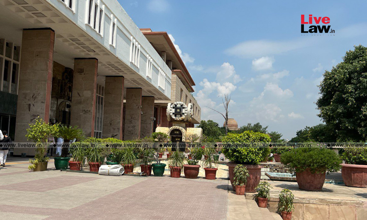 Inquiry Into Suppression Or False Information By An employee Must Be ‘Fair And Reasonable’: Delhi HC Inquiry Into Suppression Or False Information By An employee Must Be ‘Fair And Reasonable’: Delhi HC