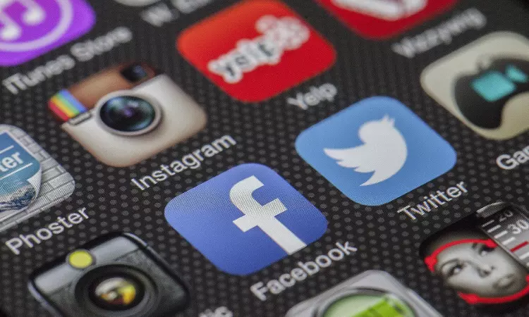 Social Media Intoxication Among Police : MP High Court Says Use Of Mobile/Social Media By Police Guards On Duty Must Be Curbed Social Media Intoxication Among Police : MP High Court Says Use Of Mobile/Social Media By Police Guards On Duty Must Be Curbed