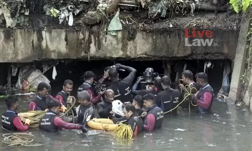 Sanitation Worker Swept To Death While Cleaning Aamayizhanchan Canal: Kerala HC Seeks Report On Origin, Removal Of Accumulated Plastic Waste Sanitation Worker Swept To Death While Cleaning Aamayizhanchan Canal: Kerala HC Seeks Report On Origin, Removal Of Accumulated Plastic Waste