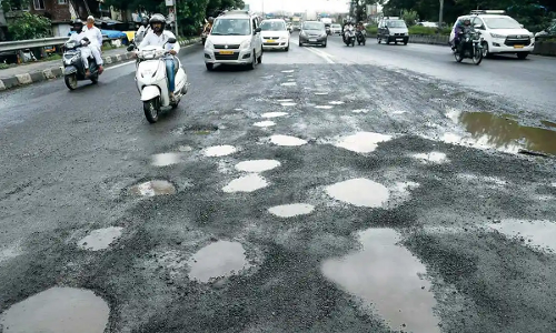 Bombay High Court Constitutes Committee To Resolve Precarious Road Conditions In Nagpur City Bombay High Court Constitutes Committee To Resolve Precarious Road Conditions In Nagpur City