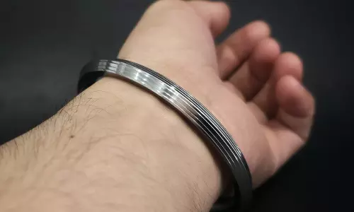 Sikh People Usually Wear Kada, Personal Effect: Delhi High Court Sets Aside Detention By Customs Sikh People Usually Wear Kada, Personal Effect: Delhi High Court Sets Aside Detention By Customs