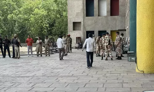 Punjab & Haryana High Court Receives Bomb Threat, Courtrooms Vacated As Precautionary Measure Punjab & Haryana High Court Receives Bomb Threat, Courtrooms Vacated As Precautionary Measure
