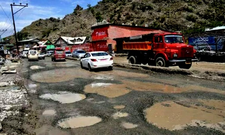 Bengaluru Potholes: Karnataka High Court Orders BBMP To Repair Major Roads In 10 Days, Submit Fortnightly Reports On Clearance Of Storm Water Drains Bengaluru Potholes: Karnataka High Court Orders BBMP To Repair Major Roads In 10 Days, Submit Fortnightly Reports On Clearance Of Storm Water Drains