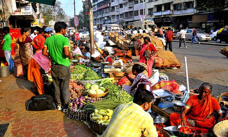 Consider Introducing More Responsibilities Under Bombay Police Act For Cops To Tackle Issue Of Illegal Hawkers: High Court Suggests State Consider Introducing More Responsibilities Under Bombay Police Act For Cops To Tackle Issue Of Illegal Hawkers: High Court Suggests State